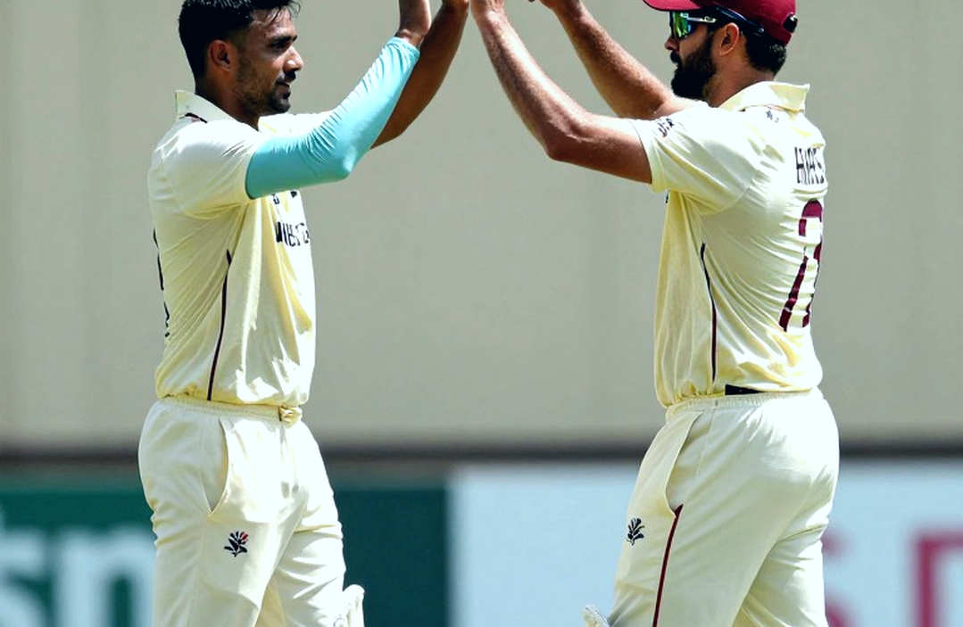 অদম্য কামিন্স ও ‘আমদাবাদ-প্লেবুক’: নিউল্যান্ডসে ২৮৮ রানের পাহাড় ডিঙাতে নামছে অস্ট্রেলিয়া